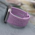 Bracelet en silicone avec motif floral gravé pour Apple Watch Series 11/10/9/8/SE 3/SE (2022)/7/SE/6/5/4/3/2/1 - 42mm/41mm/40mm/38mm - Violet lavande