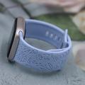 Bracelet en silicone avec motif floral gravé pour Apple Watch Series 11/10/9/8/SE 3/SE (2022)/7/SE/6/5/4/3/2/1 - 42mm/41mm/40mm/38mm - Lilas