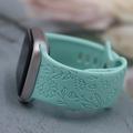Bracelet en silicone avec motif floral gravé pour Apple Watch Series 11/10/9/8/SE 3/SE (2022)/7/SE/6/5/4/3/2/1 - 42mm/41mm/40mm/38mm - Vert d'eau